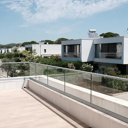 Serenity - Relax & Unwind In A 3-bedroom Poolside Paradise Vila *