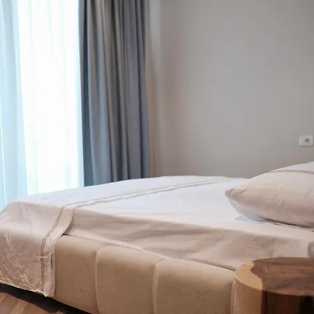 Serenity - Relax & Unwind In A 3-bedroom Poolside Paradise Plazhi San Pietro