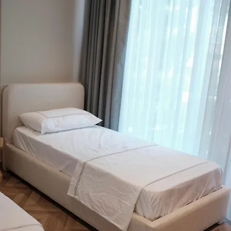 Serenity - Relax & Unwind In A 3-bedroom Poolside Paradise *