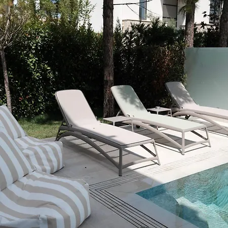 Villa Serenity - Relax & Unwind In A 3-bedroom Poolside Paradise *