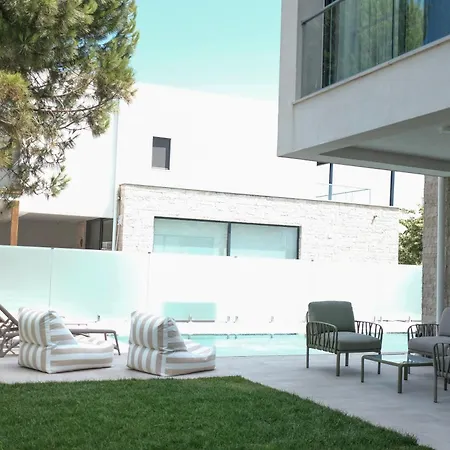 Serenity - Relax & Unwind In A 3-bedroom Poolside Paradise