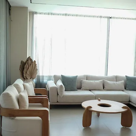 Serenity - Relax & Unwind In A 3-bedroom Poolside Paradise ヴィラ