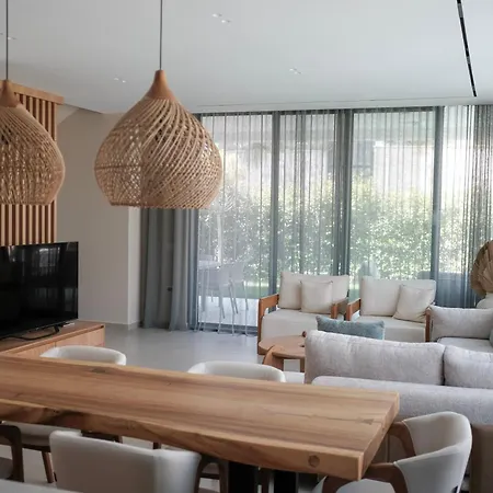 Serenity - Relax & Unwind In A 3-bedroom Poolside Paradise ヴィラ Plazhi San Pietro
