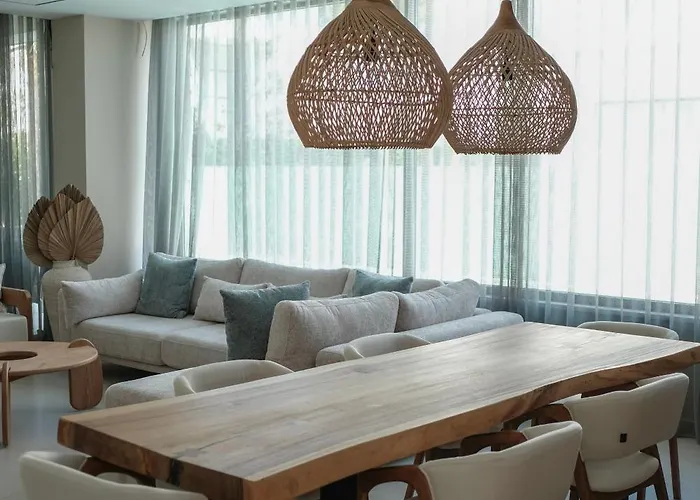 Serenity - Relax & Unwind In A 3-bedroom Poolside Paradise *