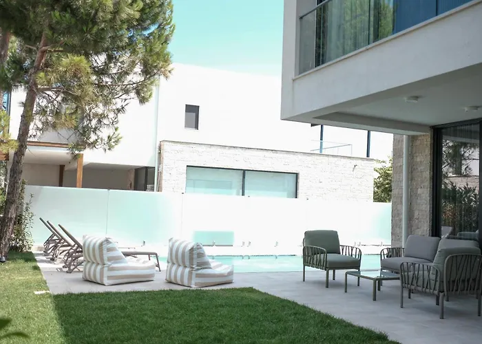 Serenity - Relax & Unwind In A 3-bedroom Poolside Paradise