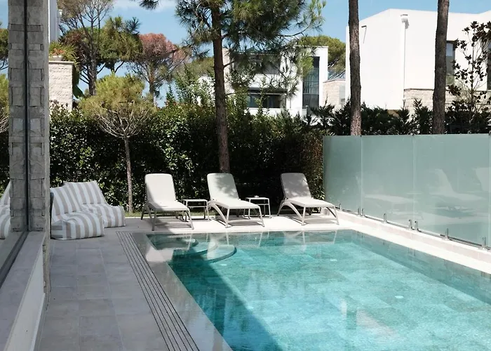 Serenity - Relax & Unwind In A 3-bedroom Poolside Paradise Plazhi San Pietro