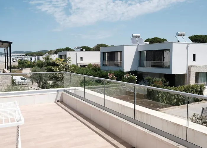 Serenity - Relax & Unwind In A 3-bedroom Poolside Paradise 别墅 *