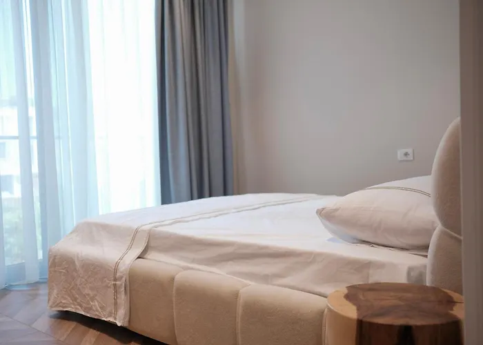 Serenity - Relax & Unwind In A 3-bedroom Poolside Paradise Plazhi San Pietro