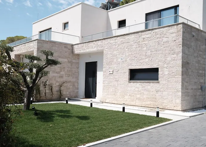 Serenity - Relax & Unwind In A 3-bedroom Poolside Paradise * Plazhi San Pietro