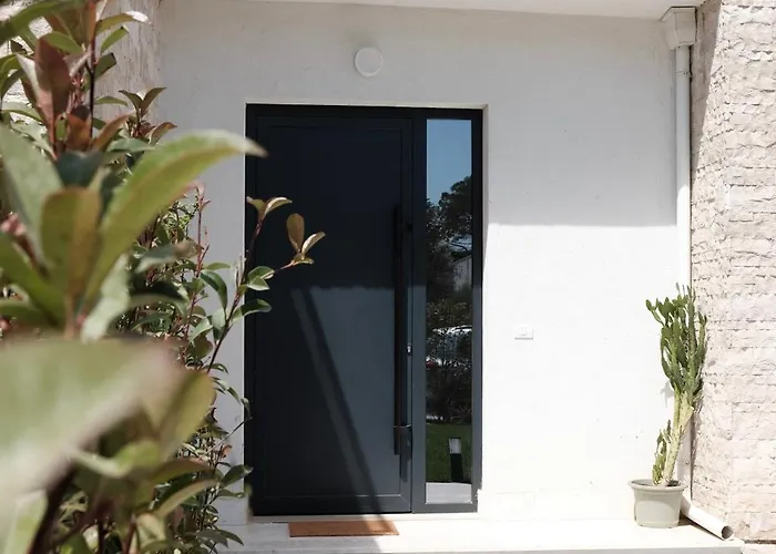 Serenity - Relax & Unwind In A 3-bedroom Poolside Paradise