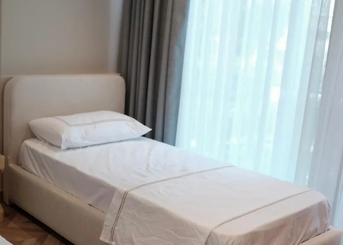 Serenity - Relax & Unwind In A 3-bedroom Poolside Paradise *