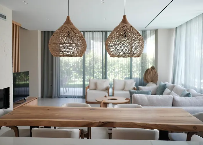 Serenity - Relax & Unwind In A 3-bedroom Poolside Paradise *